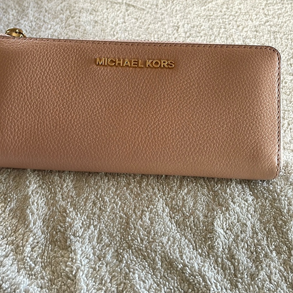 MICHAEL KORS JET SET TRAVEL ZIP WALLET